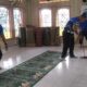 Personel Polda Sumbar bersihkan rumah ibadah saat 1 Muharram. (dok. Bidhumas)