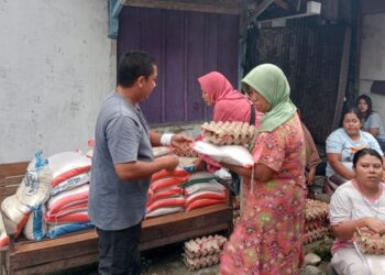 Usai Nasi Bungkus, Rachmad Wijaya Bantu Beras dan Telur untuk Korban Banjir di Padang Timur