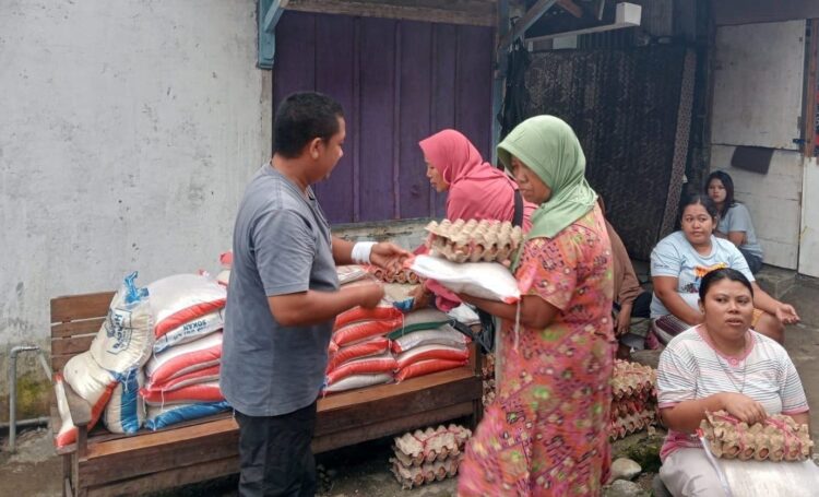 Usai Nasi Bungkus, Rachmad Wijaya Bantu Beras dan Telur untuk Korban Banjir di Padang Timur 1 Tim Rachmad Wijaya membagikan beras dan telur untuk warga Jalan Wahidin, Padang Timur, Kota Padang.
