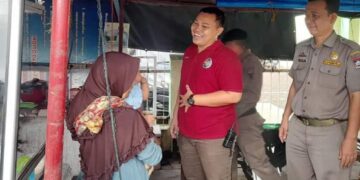 Satpol PP Padang beri arahan pedagang yang berjualan di fasum. (dok. Satpol PP Padang)