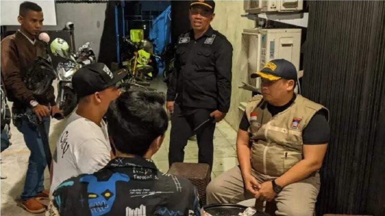 Langgar Perda, Dua Pemilik Kafe Diproses Satpol PP Padang 1 Satpol PP Padang tegur dua kafe yang melanggar Perda. (dok. Satpol PP Padang)