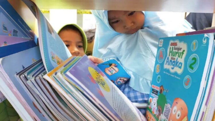Pemkab Pasaman Targetkan 150 Perpustakaan Terakreditasi, Gairahkan Budaya Literasi 1 Anak sedang memilih buku bacaan di perpustakaan. (Foto: Dok. Diskominfo Padang)