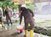 Bantu Warga Bersihkan Rumah usai Banjir, Pemko Padang Terjunkan Personel