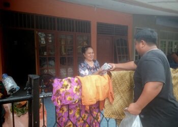 Bantu Warga Terdampak Banjir, Rachmad Wijaya Bagikan Ratusan Nasi Bungkus di Padang Selatan dan Padang Timur