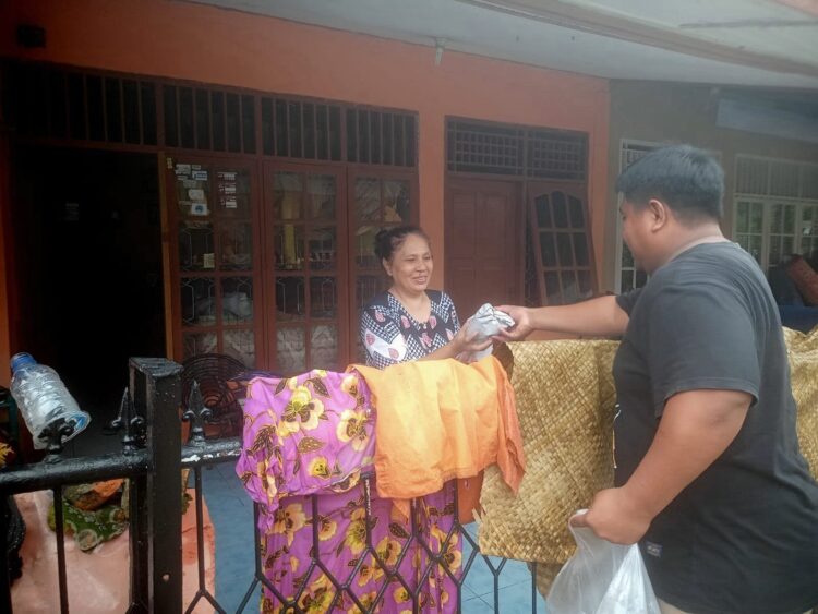 Tim Rachmad Wijaya bagikan nasi bungkus di Padang Selatan.