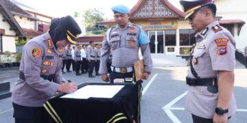 Wakapolresta Pertama di Bukittinggi Resmi Dilantik, Ini Sosoknya 8 Pelantikan Wakapolresta pertama di Polres Bukittinggi, AKBP Apri Wibowo. (Foto: Dok. Polres Bukittinggi)