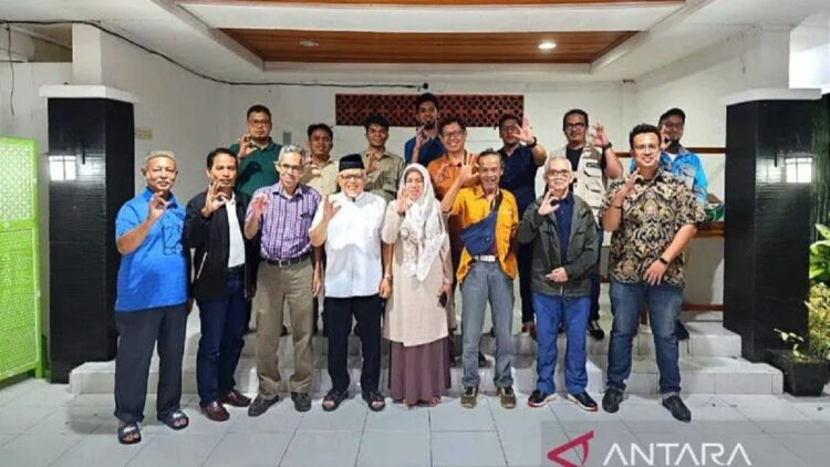 Wawako Zohirin Sayuti bersama Badan Pengelola Geopark Nasional Sawahlunto dan dosen pembimbing kegiatan kampus lapangan geologi terintegrasi berfoto bersama setelah berdiskusi untuk persiapan pembentukan Forum Geologi Sawahlunto, baru-baru ini. (Antarasumbar/HO-dokumen Badan Pengelola Geopark Nasional Sawahlunto)