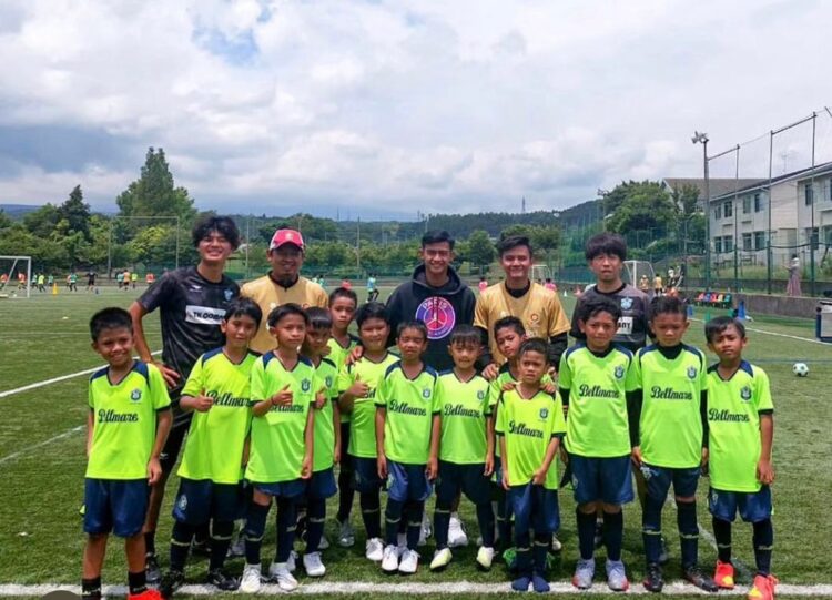 Pesepakbola muda ASIOP FC bertemu Pratama Arhan di Jepang. (Foto: Dok. Istimewa)