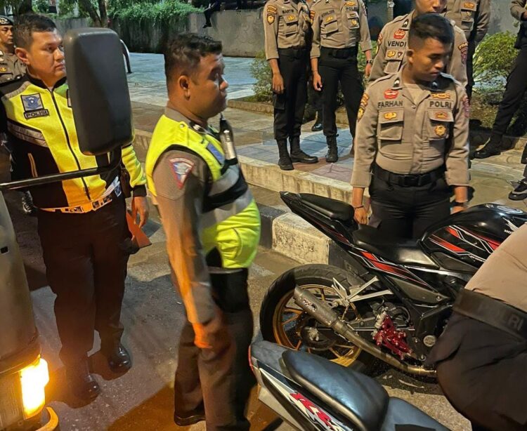 Personel gabungan Polresta Padang mengamankan belasan motor yang digunakan untuk balapan liar. (Foto: Dok. Istimewa)