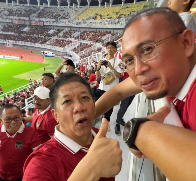 Effendi Gazali bersama Andre Rosiade dalam suatu kesempatan saat pertandingan Timnas Indonesia. (Foto: Dok. Istimewa)