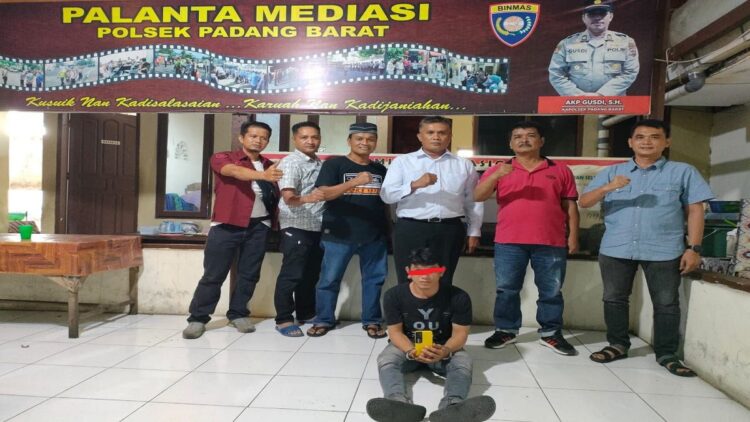 Pencuri HP Kepergok Penghuni Rumah di Padang, Pelaku Akhirnya Diciduk Polisi 1 Tim Opsnal Polsek Padang Barat menangkap pencuri HP. (Foto: Dok. Istimewa)