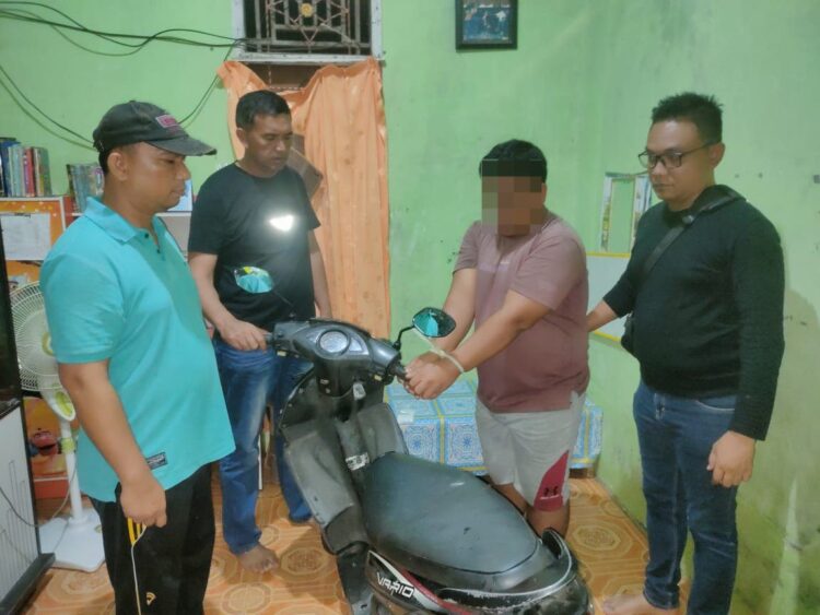 Pelaku pencurian motor milik seorang warga ditangkap. (Foto: Dok. Polres Pasaman Barat)