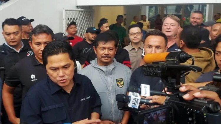 PSSI Putuskan Timnas Senior dan U-23 Dilatih STY, Indra Sjafri U-20 1 Ketua Umum PSSI Erick Thohir memberikan keterangan pada awak media di Stadion Madya Gelora Bung Karno Senayan Jakarta, Kamis (6/7/2023). (ANTARA/Aditya Ramadhan)