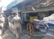 Satpol PP Padang Tertibkan Lapak Dagangan yang Ditinggal PKL