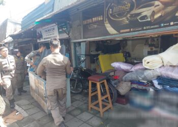 Satpol PP Padang Tertibkan Lapak Dagangan yang Ditinggal PKL