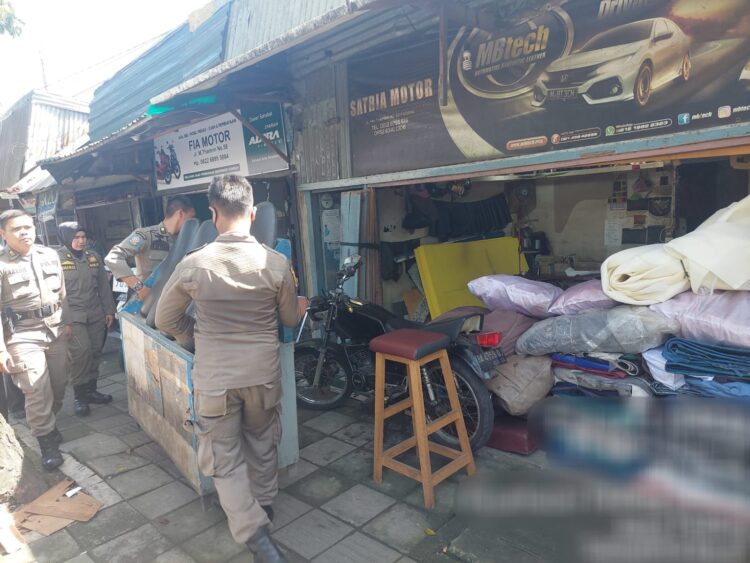 Penertiban lapak PKL di sejumlah kawasan Kota Padang pada Jumat (7/7/2023) siang. (Foto: Dok. Satpol PP)