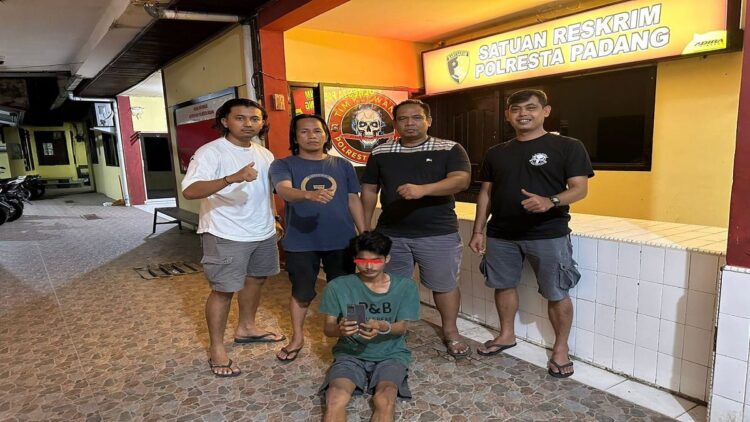 Tim Klewang menangkap pelaku pencurian HP di Padang. (Foto: Dok. Istimewa)