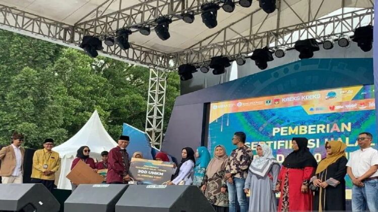 Gubernur Sumbar Mahyeldi didampingi Kepala Bank Indonesia Perwakilan Sumbar Endang Kurnia Saputra menyerahkan sertifikasi halal kepada perwakilan 300 pelaku UMKM di Sumbar (ANTARA/Mario Sofia Nasution)