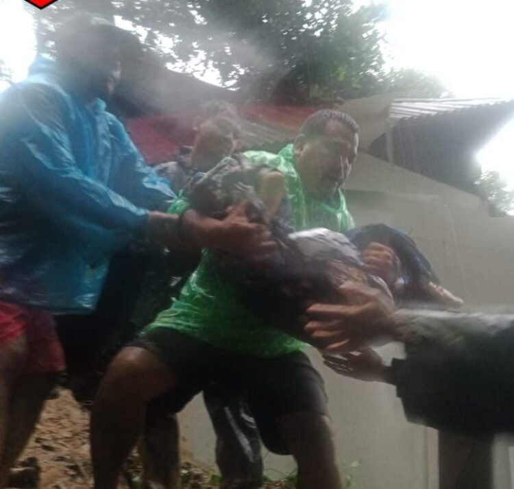 Ada Suara Gemuruh dari Belakang Rumah, Dua Balita di Padang Tewas Tertimbun Longsor 1 Warga mengevakuasi jenazah bocah yang tewas tertimbun longsor di Padang. (Foto: Dok. Istimewa)
