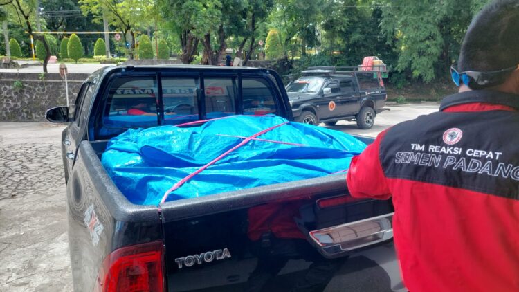 Semen Padang mengirimkan tim dan bantuan ke lokasi longsor di Kabupaten Agam. (Foto: Dok. Istimewa)