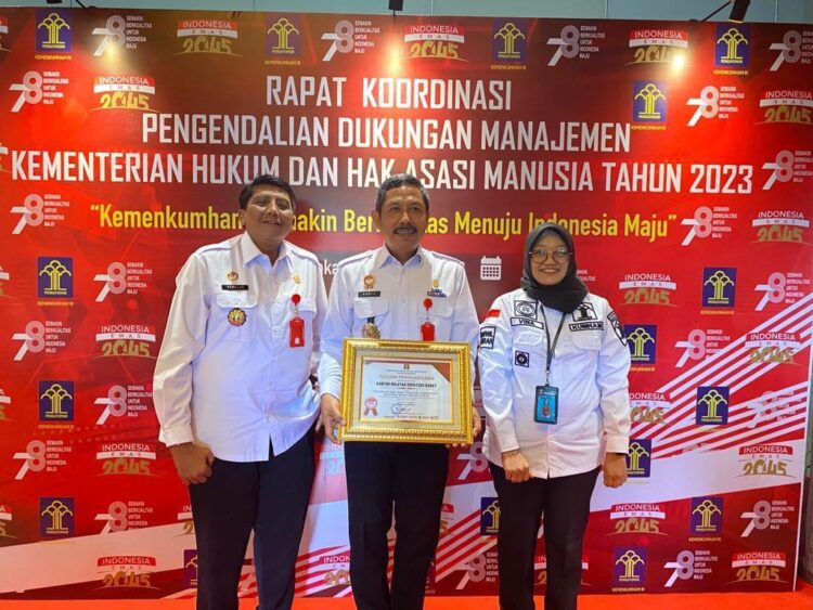 Kanwil Kemenkumham Sumbar Raih Penghargaan Pengelolaan Barang Milik Negara 1 Kanwil Kemenkumham Sumbar meraih penghargaan Kategori Pengelolaan Barang Milik Negara (BMN) Terbaik Semester I Klasifikasi Kantor Wilayah Tipe B. (Foto: Dok. Istimewa)