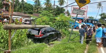 Mobil CRV Tabrak Tiang Listrik di Padang, Sopir Terluka di Kepala dan Tangan