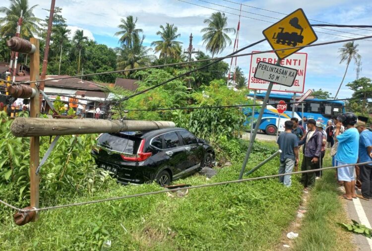 Kondisi mobil Honda CRV warna hitam usai menabrak tiang listrik di kawasan simpang Anak Air, Kota Padang. (Foto: Dok. Istimewa)