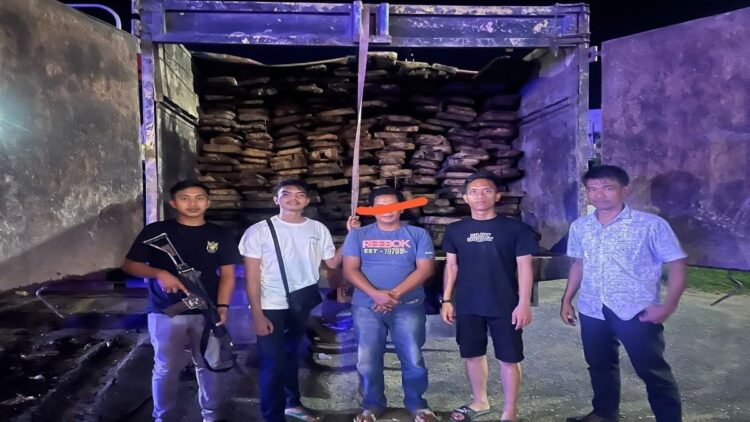 Polisi di Sijunjung menangkap dua orang karena membawa kayu diduga tanpa dokumen yang sah.  (Foto: Dok. Istimewa)
