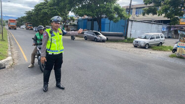 Personel Unit BM Satlantas Polresta Padang melakukan pengamanan jalan. (Foto: Dok. Istimewa)