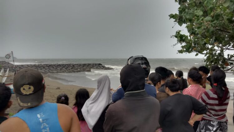 Masyarakat berbondong-bondong ke lokasi kejadian nelayan hilang di Pantai Padang pada Minggu (23/7/2023) sore. (Foto: Dok. Muhammad Aidil)