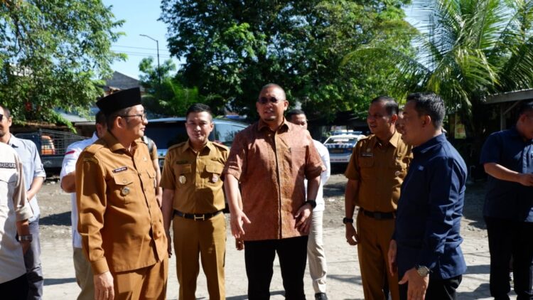 Wali Kota Padang Sebut Pembangunan Pasar Ulak Karang Berkat Perjuangan Andre Rosiade 1 Peninjauan Pasar Ulak Karang oleh Anggota DPR RI, Andre Rosiade beserta Dirjen PDN Kemendag, Isy Karim dan jajaran Pemko Padang. (Foto: Dok. Tim AR)
