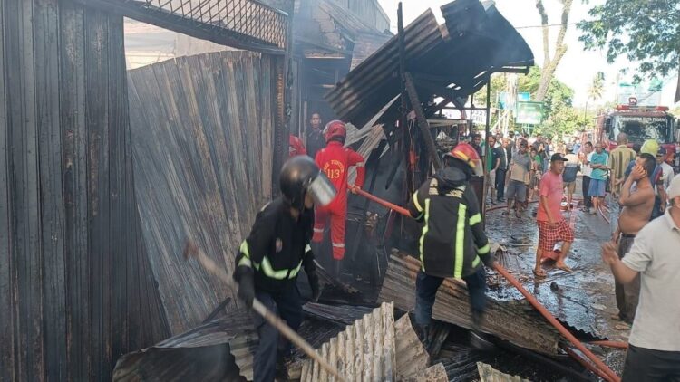 Petugas Damkar berjibaku memadamkan api di Jalan Raya Ulu Gadut, Kelurahan Limau Manis Selatan, Kecamatan Pauh pada Rabu (26/7/2023) pagi. (Foto: Dok. Dinas Damkar Kota Padang)