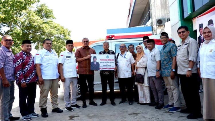Andre Rosiade menyerahkan satu unit ambulans dari Prabowo Subianto kepada Muhammadiyah Sumbar. (Foto: Dok. Istimewa)