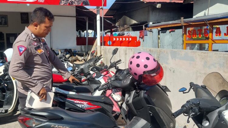 Melanggar, Satlantas Polresta Padang kembali Tilang 20 Kendaraan 1 Satlantas Polresta padang menilang puluhan kendaraan yang melanggar. (Foto: Dok. Istimewa)