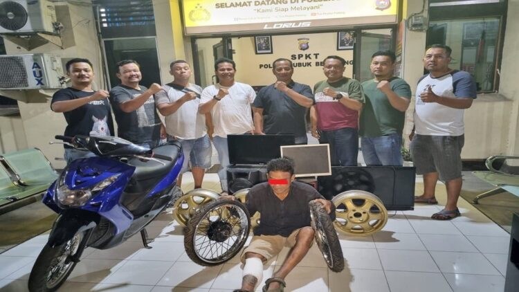 Santai di Pos Pemuda, Pembobol Rumah di Padang Diciduk Polisi 1 Polsek Lubukbegalung Padang menangkap pelaku pembobol rumah. (Foto: Dok. Istimewa)
