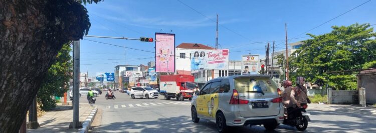 Lampu pengatur lalu lintas di simpang Ololadang, Kota Padang akhirnya berfungsi kembali setelah mati beberapa hari. (Foto: Dok. Istimewa)