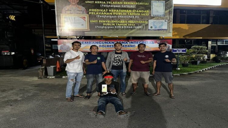 Tim Klewang menangkap pelaku pencurian HP di Padang. (Foto: Dok. Istimewa)
