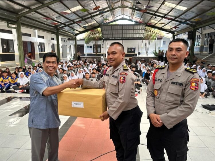 Wahit Mashadi dan Siswa Setukpa Angkatan 52 Lemdiklat Polri Tahun 2023 Bantu SMPN 6 Sukabumi 1 Wahit Mashadi dan Siswa Setukpa Angkatan 52 Lemdiklat Polri Tahun 2023 menyerahkan bantuan ke SMPN 6 Sukabumi. (Foto: Dok. Istimewa)
