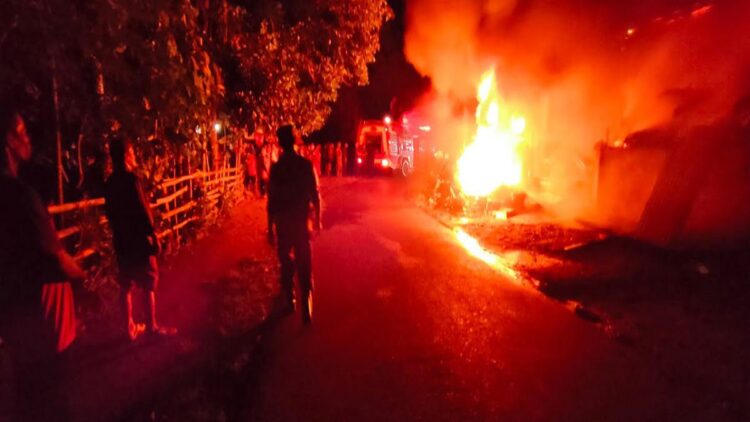 Kebakaran di kawasan Tarok Gadang, Kampung Padang Mandiangin, Nagari  Lakitan Utara, Kecamatan Lengayang pada Minggu (30/7/2023) malam. (Foto: Dok. Polres Pessel)