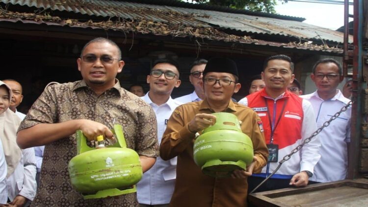 Atasi Kelangkaan Gas LPG 3 Kilogram di Padang, Andre Rosiade Sidak Operasi Pasar Pertamina 1 Anggota DPR RI dari Fraksi Partai Gerindra, Andre Rosiade melakukan sidak gas LPG 3 kilogram di Kota Padang pada Senin (31/7/2023) siang. (Foto: Dok. Tim AR)