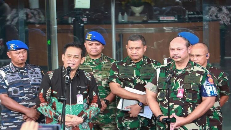 KPK Dinilai Punya Wewenang Periksa Korupsi Basarnas yang Libatkan Prajurit TNI 1 Komandan Pusat Polisi Militer (Danpuspom) TNI Marsda TNI Agung Handoko (kanan) bersama Wakil Ketua KPK Johanis Tanak (kedua kiri) memberikan keterangan kepada wartawan usai melakukan pertemuan di Gedung Merah Putih KPK, Jakarta, Jumat (28/7/2023). ANTARA FOTO/Reno Esnir/Spt. (ANTARA FOTO/RENO ESNIR)
