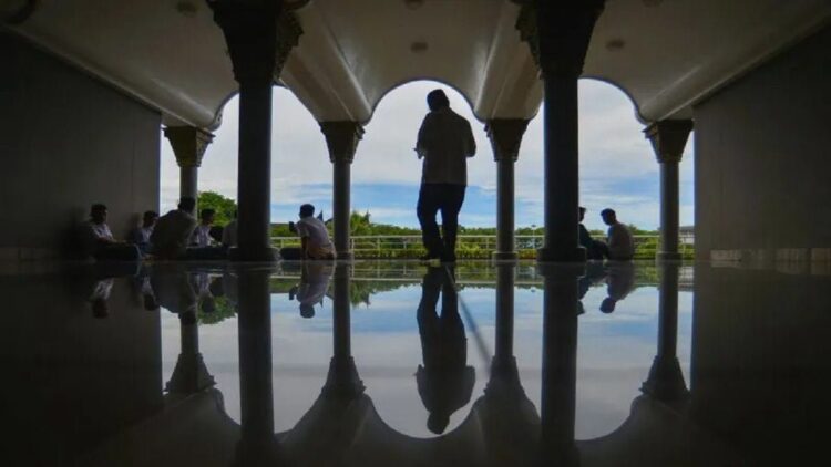 Pengunjung menggunakan internet gratis melalui telepon genggam di Masjid Raya Sumatera Barat di Padang, Senin (27/3/2023). ANTARA FOTO/Iggoy el Fitra/nym.