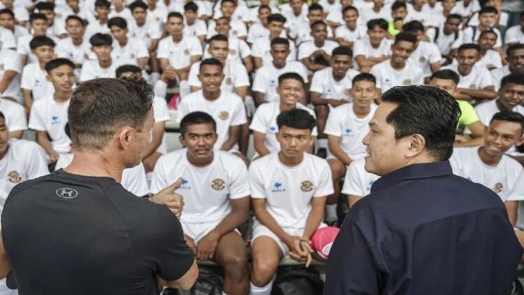 Ketua Umum PSSI Erick Thohir (kanan) dan Direktur Teknik Dennis Wise (kiri) menyampaikan arahan saat meninjau program Garuda Select di Stadion Madya, Senayan, Jakarta, Kamis (6/7/2023). ANTARA FOTO/Dhemas Reviyanto/hp.