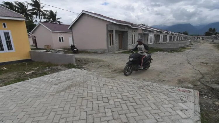 Pekerja melintas di sekitar proyek pembangunan perumahan bersubsidi di Kabupaten Sigi, Sulawesi Tengah, Rabu (14/6/2023). ANTARA FOTO/Mohamad Hamzah/hp