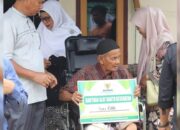 Baznas Padang Kembali Salurkan Bantuan Kursi Roda