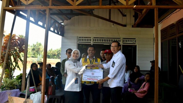 Semen Padang Dukung RLH untuk Penanganan Kemiskinan Ekstrem di Sumbar 1 Bantuan ratusan sak semen dari PT Semen Padang untuk program RLH. (dok. istimewa)