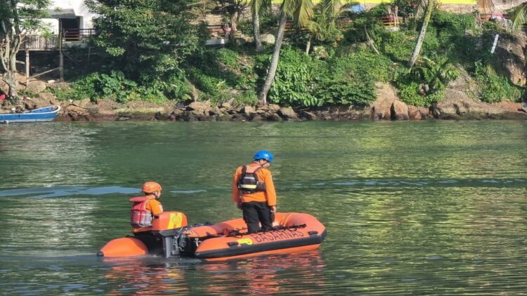 Tim SAR gabungan melanjutkan pencarian terhadap Eri Mawardi (46) yang hilang di sekitar Dermaga Muaro Padang. (Foto: Dok. Basarnas)