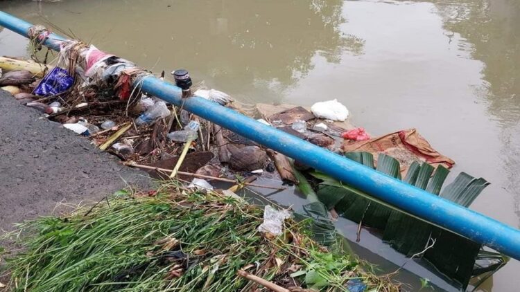 Drainase tersumbat di Padang yang diduga kuat jadi penyebab banjir pada Kamis hingga Jumat kemarin. (dok. Diskominfotik Padang)