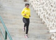 Hasil Riset: Wanita Muda Cenderung Berisiko Jatuh saat Turun Tangga