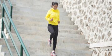 ilustrasi wanita turun tangga. (dok. istimewa)